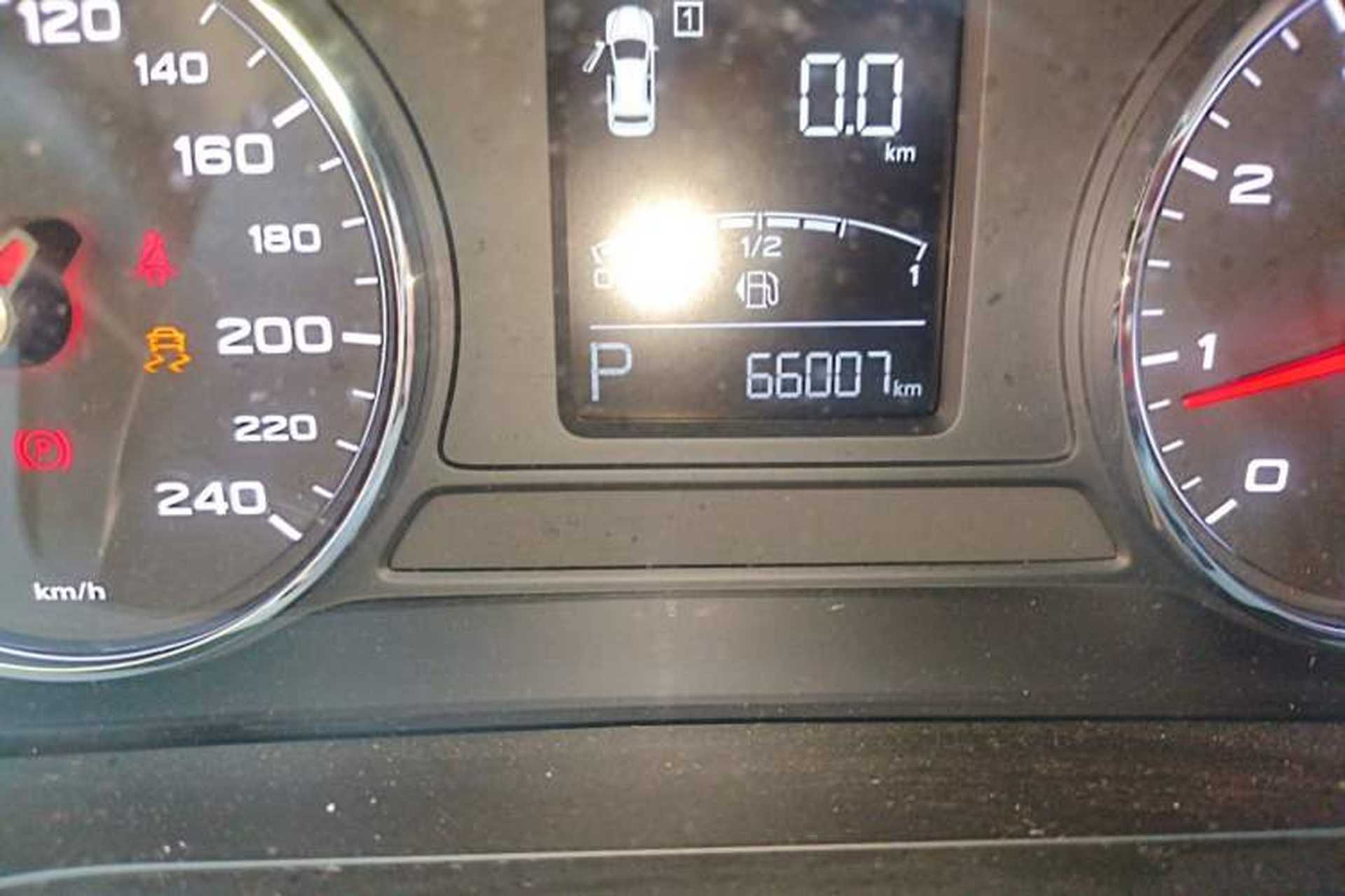 Used Roewe i6 2018 20T Automatic Flagship Edition Odometer Close Up