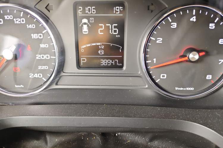 Used Roewe i6 2018 20T Automatic Flagship Edition Odometer Close Up