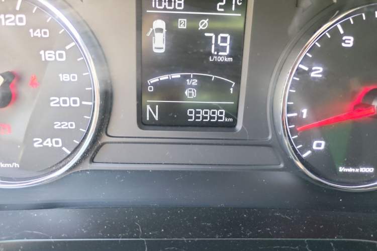 Used Roewe i6 2018 20T Automatic Internet Smart Edition Odometer Close Up