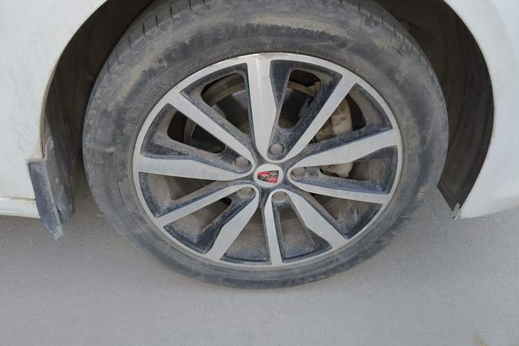 Used Roewe i6 2018 20T Automatic Internet ZhiZun Edition Right Front Wheel Hub