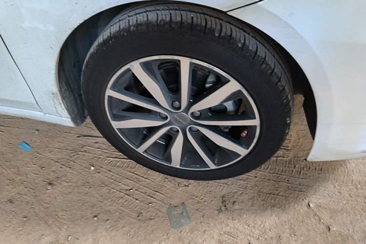 Used Roewe i6 2018 20T Automatic Flagship Edition Right Front Wheel Hub