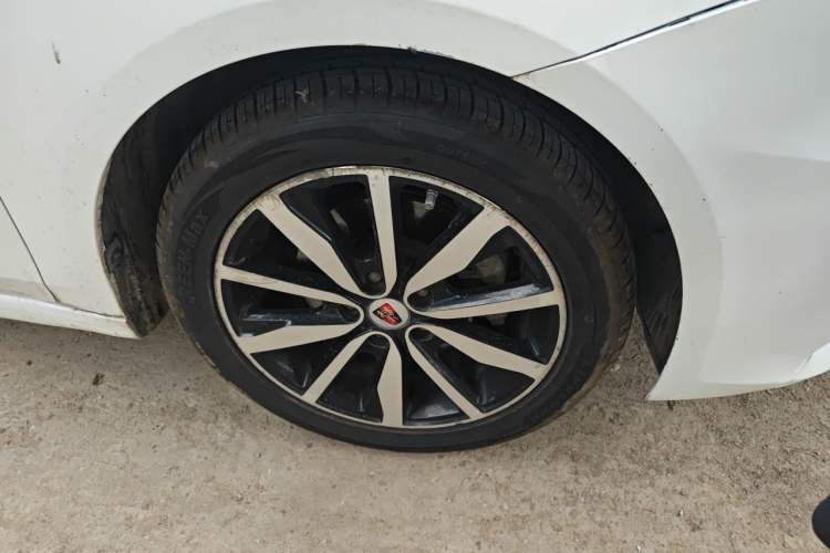 Used Roewe i6 2018 20T Automatic Internet ZhiZun Edition Right Front Wheel Hub