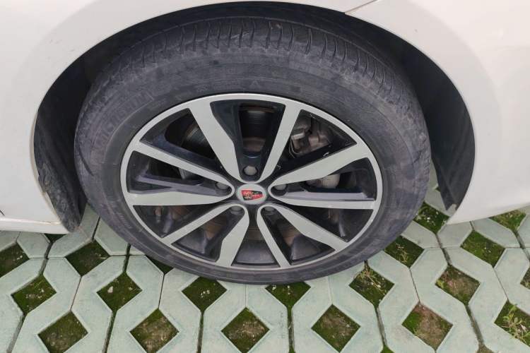 Used Roewe i6 2018 20T Automatic Flagship Edition Right Front Wheel Hub