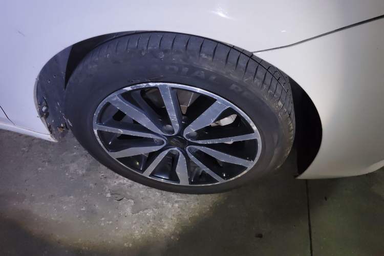 Used Roewe i6 2018 20T Automatic Internet ZhiZun Edition Right Front Wheel Hub