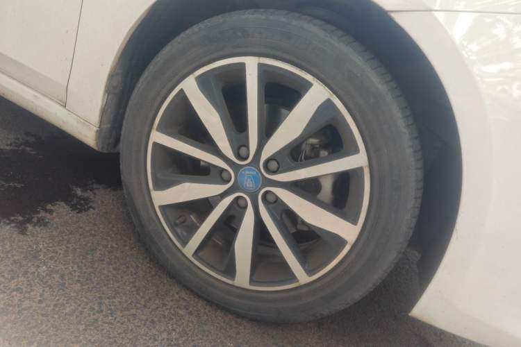 Used Roewe i6 2018 20T Automatic Internet ZhiZun Edition Right Front Wheel Hub