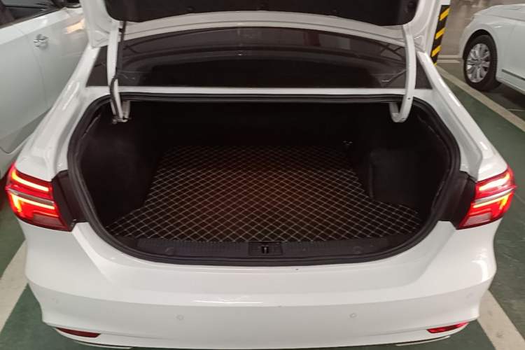 Used Roewe i6 2018 20T Automatic Internet Smart Edition Trunk