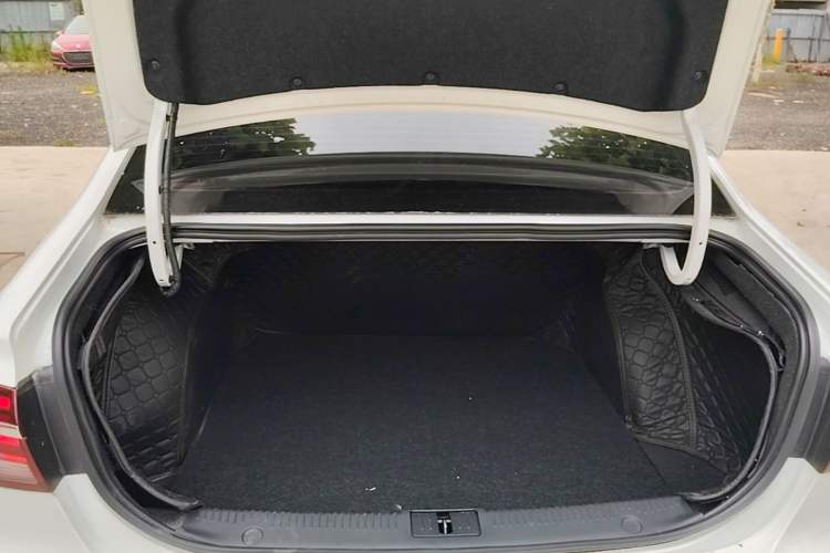 Used Roewe i6 2018 20T Automatic Internet ZhiZun Edition Trunk
