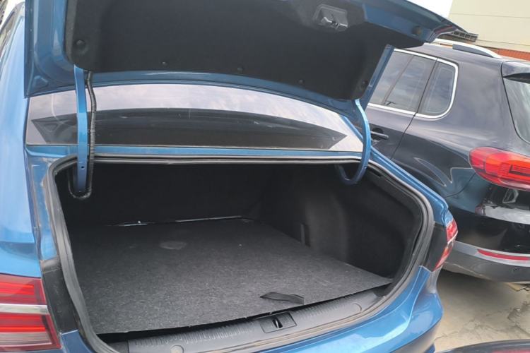 Used Roewe i6 2019 PLUS 20T TST 4G Connected Flagship Superb Edition Trunk