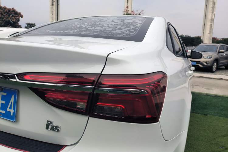 Used Roewe i6 2019 PLUS 1.6L CVT 4G Connected Luxury Deluxe Edition Exterior 6
