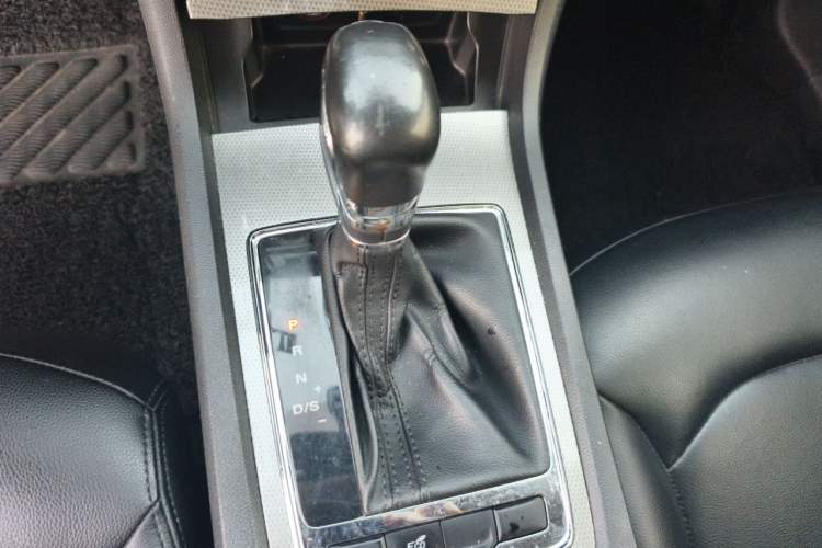 Used Roewe i6 2019 PLUS 1.6L CVT 4G Connected Luxury Deluxe Edition Gear Lever