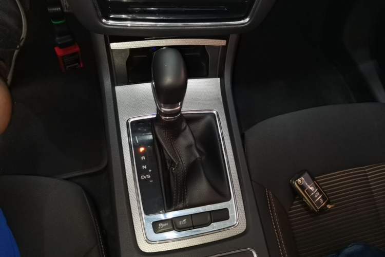 Used Roewe i6 2019 PLUS 1.6L CVT 4G Connected Luxury Deluxe Edition Gear Lever