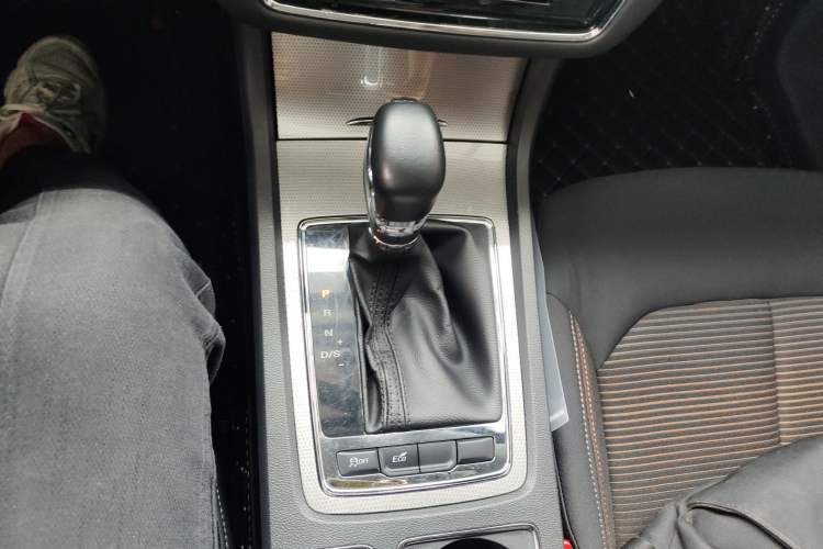 Used Roewe i6 2019 PLUS 1.6L CVT 4G Connected Luxury Deluxe Edition Gear Lever
