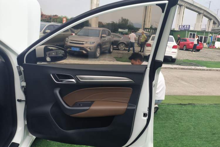 Used Roewe i6 2019 PLUS 1.6L CVT 4G Connected Luxury Deluxe Edition Interior 5
