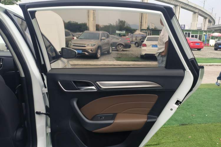 Used Roewe i6 2019 PLUS 1.6L CVT 4G Connected Luxury Deluxe Edition Interior 6