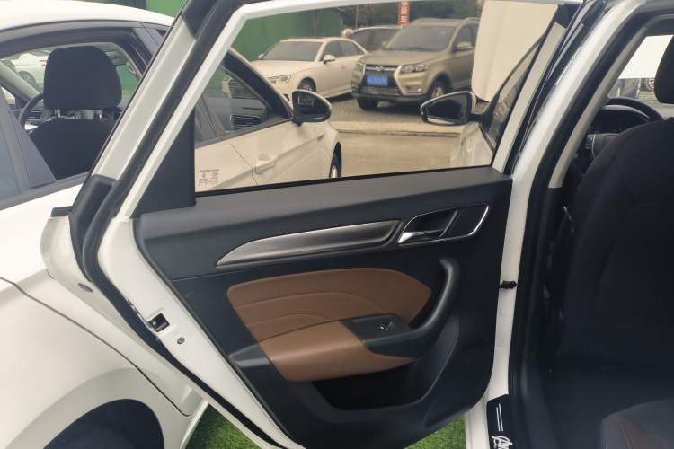 Used Roewe i6 2019 PLUS 1.6L CVT 4G Connected Luxury Deluxe Edition Interior 8