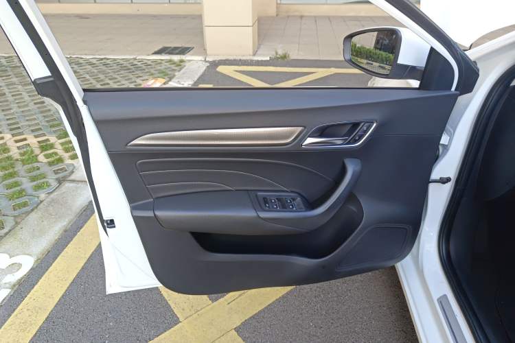 Used Roewe i6 2019 PLUS 20T TST 4G Connected Flagship Superb Edition Left Front Door Interior