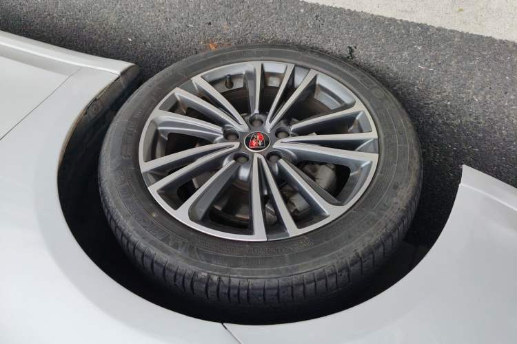 Used Roewe i6 2019 PLUS 20T TST 4G Connected Flagship Superb Edition Left Front Wheel Hub