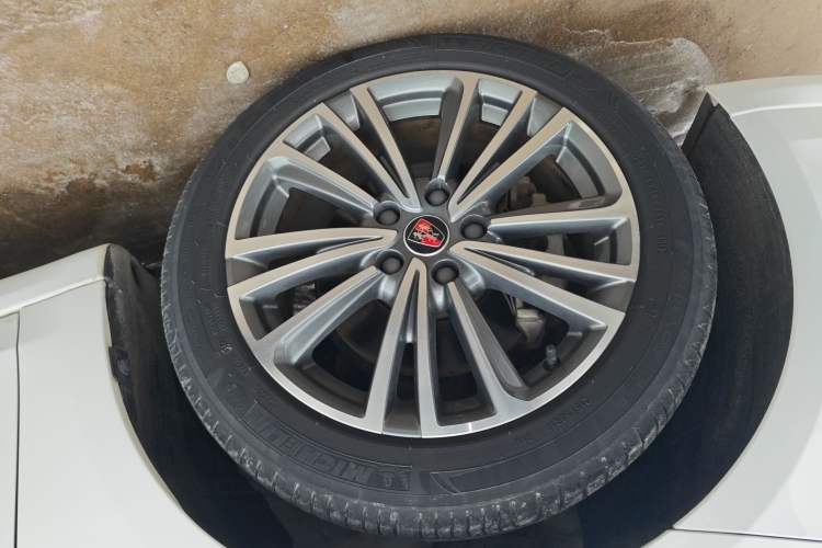 Used Roewe i6 2019 PLUS 20T TST 4G Connected Flagship Superb Edition Left Front Wheel Hub