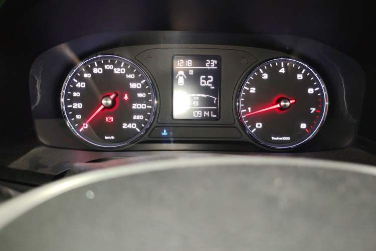 Used Roewe i6 2019 PLUS 20T TST 4G Connected Supreme Amazing Edition Odometer Close Up