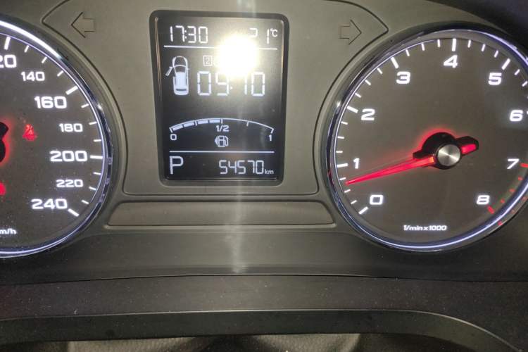 Used Roewe i6 2019 PLUS 1.6L CVT 4G Connected Flagship Deluxe Edition Odometer Close Up