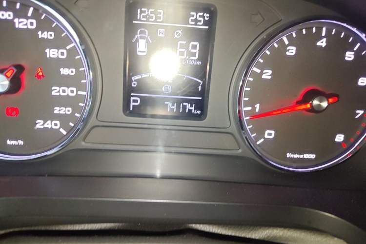 Used Roewe i6 2019 PLUS 20T TST 4G Connected Flagship Superb Edition Odometer Close Up