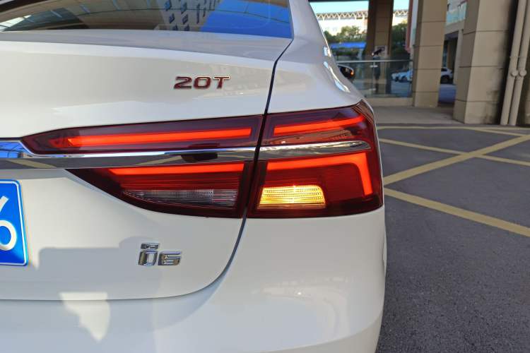 Used Roewe i6 2019 PLUS 20T TST 4G Connected Flagship Superb Edition Right Rear Taillight