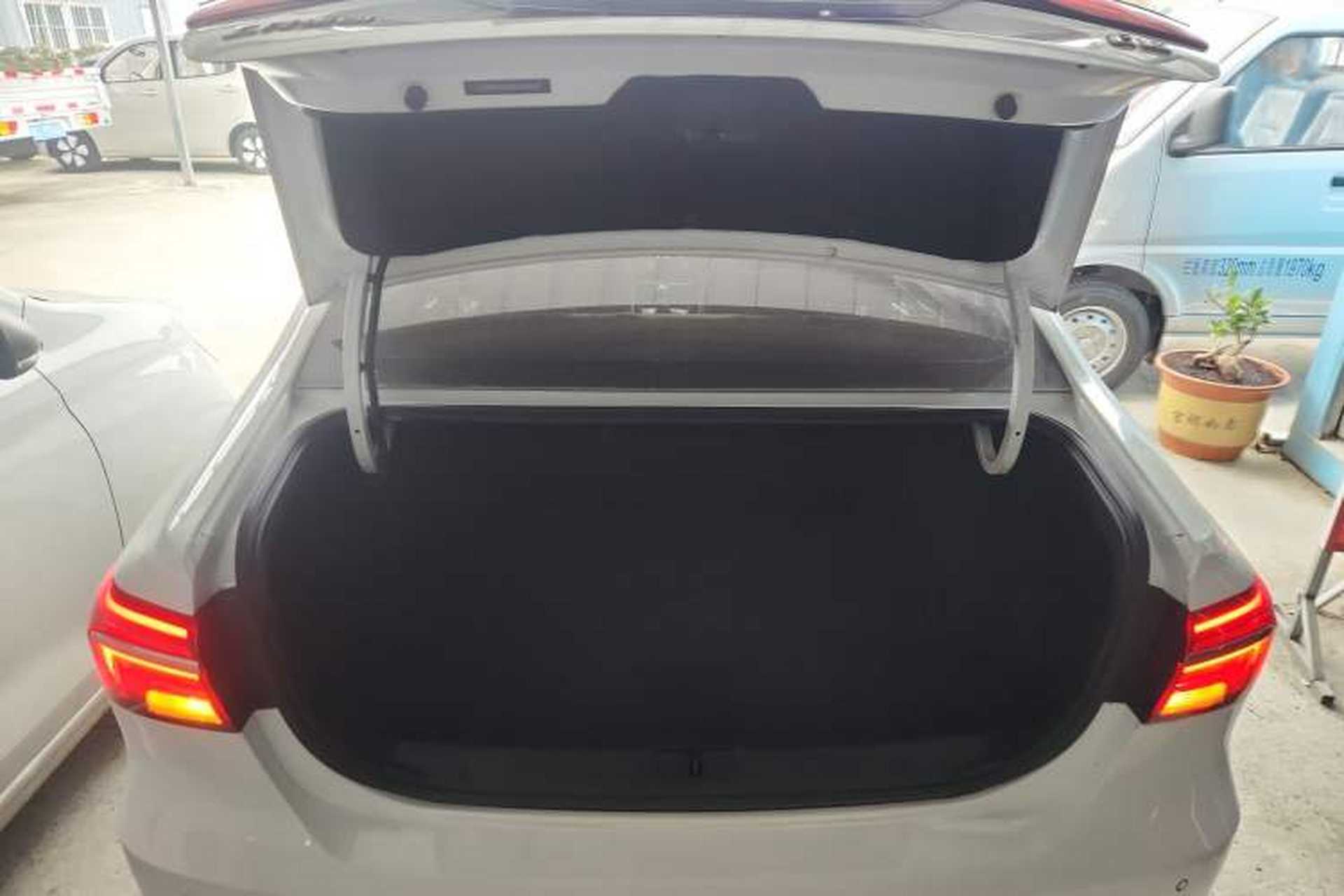 Used Roewe i6 2019 PLUS 1.6L Manual 4G Connected Deluxe Top-Tier Version Trunk