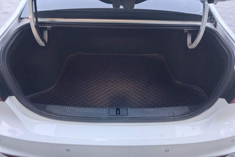Used Roewe i6 2019 PLUS 1.6L CVT 4G Connected Flagship Deluxe Edition Trunk