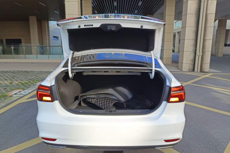 Used Roewe i6 2019 PLUS 20T TST 4G Connected Flagship Superb Edition Trunk