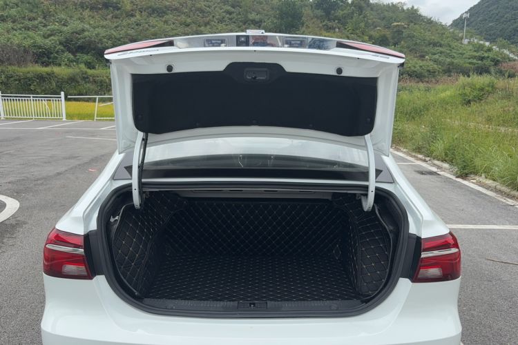 Used Roewe i6 2019 PLUS 20T TST 4G Connected Flagship Superb Edition Trunk