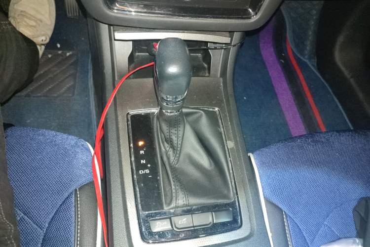 Used Roewe i6 2020 PLUS 1.6L CVT 4G Connected Glory Holographic Edition Gear Lever