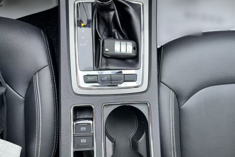Used Roewe i6 2020 PLUS 1.6L CVT 4G Connected Glory Flagship Edition Interior 3