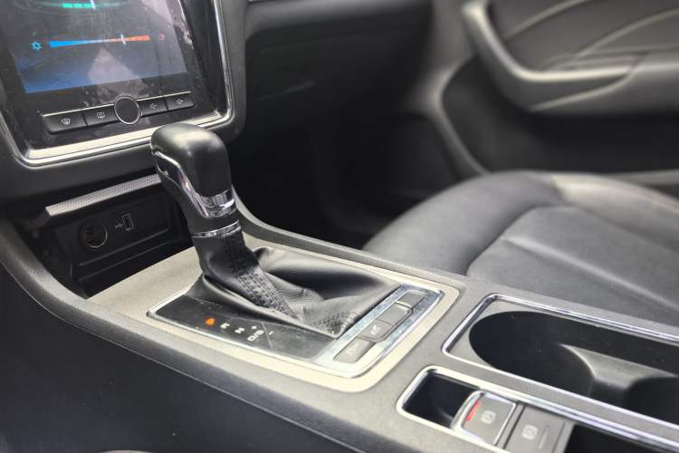 Used Roewe i6 2020 PLUS 1.6L CVT 4G Connected Glory Flagship Edition Interior 2