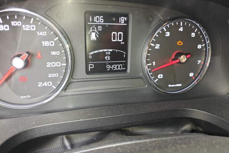 Used Roewe i6 2020 PLUS 1.6L CVT 4G Connected Glory Flagship Edition Odometer Close Up