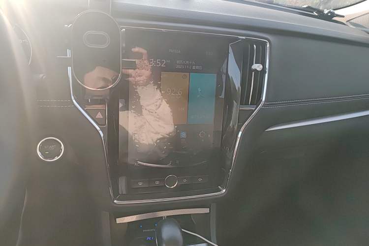 Used Roewe i6 2020 PLUS 20T TST 4G Connected Glory Flagship Edition Audio And AC Panel