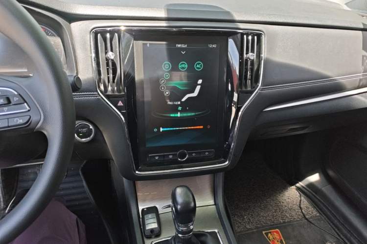 Used Roewe i6 2020 PLUS 1.6L CVT 4G Connected Glory Holographic Edition Audio And AC Panel