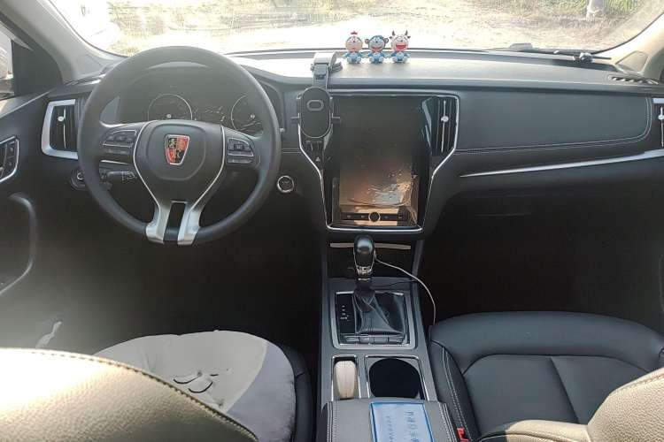 Used Roewe i6 2020 PLUS 20T TST 4G Connected Glory Flagship Edition Center Console
