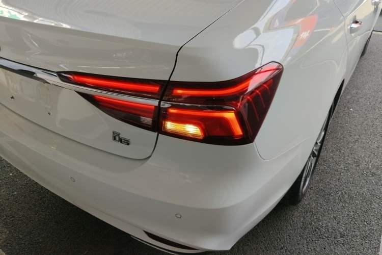 Used Roewe i6 2020 PLUS 1.6L CVT 4G Connected Glory Flagship Edition Exterior 3