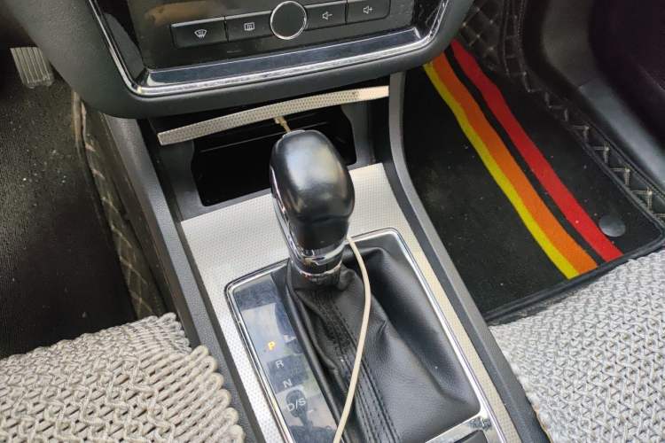 Used Roewe i6 2020 PLUS 1.6L CVT 4G Connected Glory Flagship Edition Gear Lever