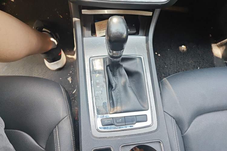 Used Roewe i6 2020 PLUS 1.6L CVT 4G Connected Glory Holographic Edition Gear Lever