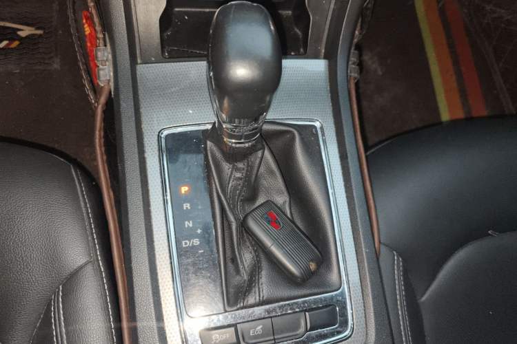 Used Roewe i6 2020 PLUS 1.6L CVT 4G Connected Glory Holographic Edition Gear Lever