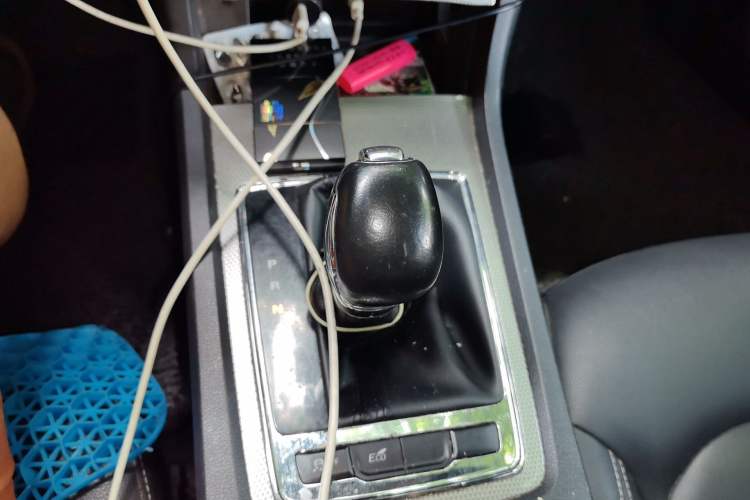 Used Roewe i6 2020 PLUS 1.6L CVT 4G Connected Glory Holographic Edition Gear Lever
