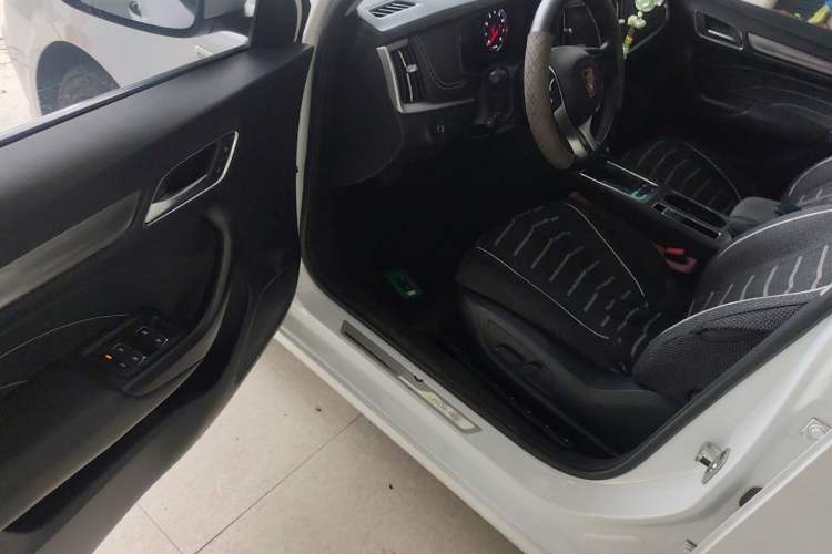 Used Roewe i6 2020 PLUS 1.6L CVT 4G Connected Glory Flagship Edition Interior 3