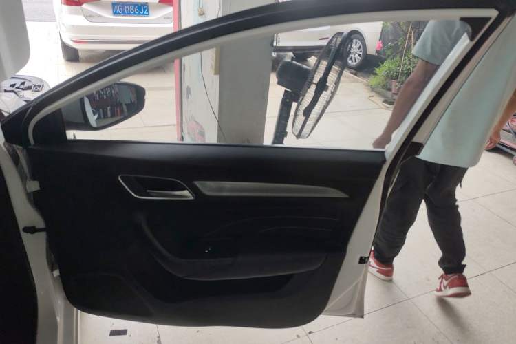 Used Roewe i6 2020 PLUS 1.6L CVT 4G Connected Glory Flagship Edition Interior 5