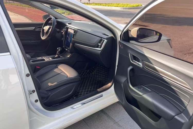 Used Roewe i6 2020 PLUS 1.6L CVT 4G Connected Glory Flagship Edition Interior 7