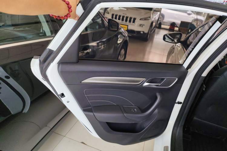 Used Roewe i6 2020 PLUS 1.6L CVT 4G Connected Glory Flagship Edition Interior 8