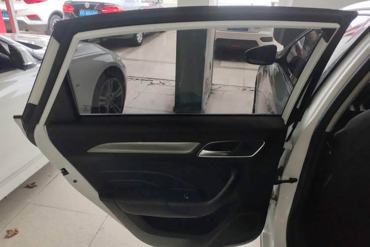 Used Roewe i6 2020 PLUS 1.6L CVT 4G Connected Glory Flagship Edition Interior 8