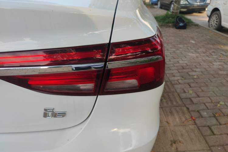 Used Roewe i6 2020 PLUS 1.6L CVT 4G Connected Glory Flagship Edition Right Rear Taillight