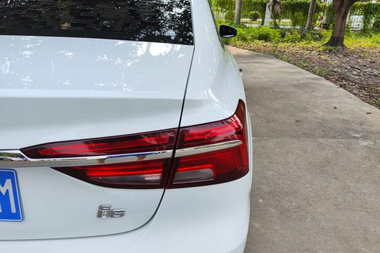 Used Roewe i6 2020 PLUS 1.6L CVT 4G Connected Glory Flagship Edition Right Rear Taillight