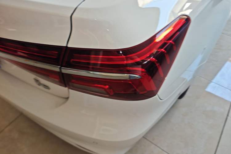 Used Roewe i6 2020 PLUS 1.6L CVT 4G Connected Glory Flagship Edition Right Rear Taillight